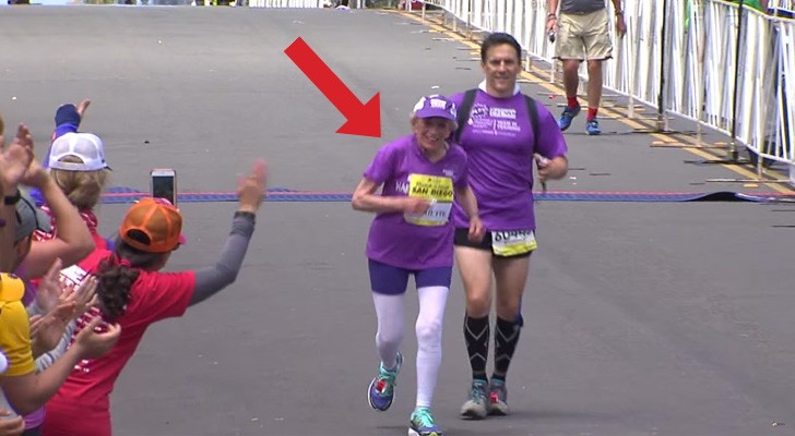 A woman crosses the finish line of the San Diego marathon: when you'll find out her age, you'll be shocked !
