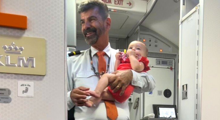 Eine Mutter ist erschöpft und der Flugbegleiter kümmert sich um das Baby: Die Bilder erwärmen das Herz