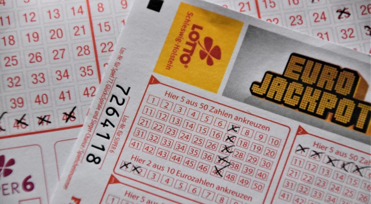 Ihr Ehemann betrügt sie mit ihrer besten Freundin: Sie spielt Lotto und wird vom Glück geküsst