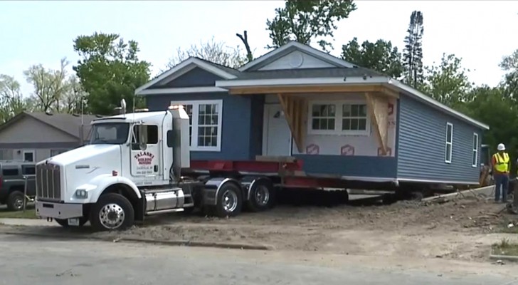 Schüler bauen ein wunderbares Haus und übergeben es auf einem Transporter (+ VIDEO)