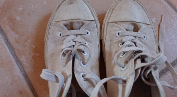 4 handige tips en 1 onverwachte truc om witte canvas schoenen witter te maken