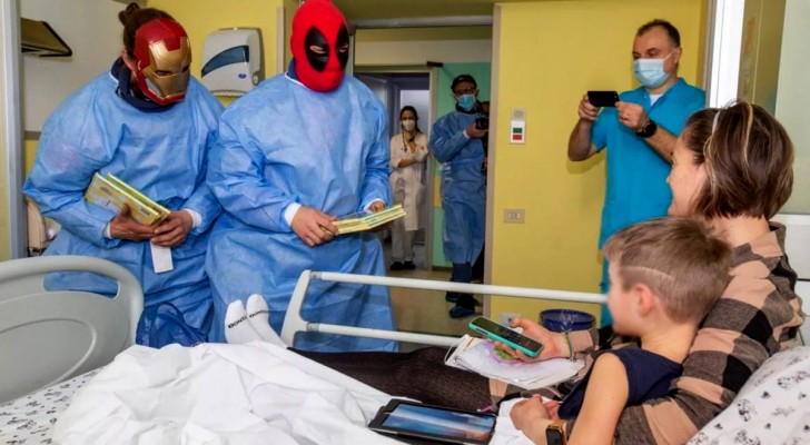 Un garçon de 7 ans est atteint d'une maladie incurable : ils organisent une fête où tout le monde est habillé en super-héros