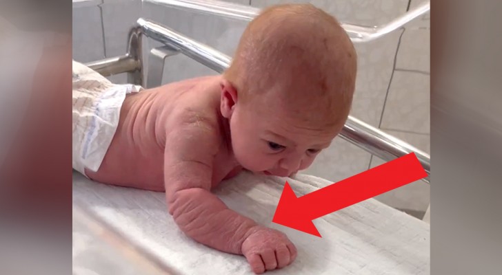 Een pasgeboren baby tilt haar hoofdje op en probeert te kruipen als ze slechts 3 dagen oud is. Moeder en oma zijn verbijsterd (+ VIDEO)