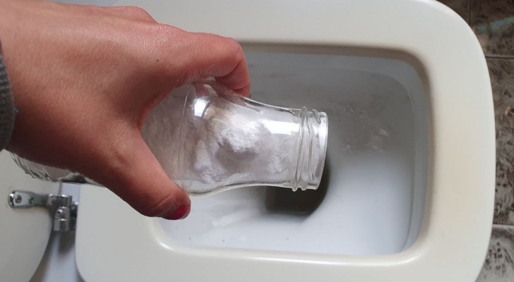 Bei verkrustetem Schmutz in der Toilette hilft eine Zutat, die Sie in Ihrer Küche haben