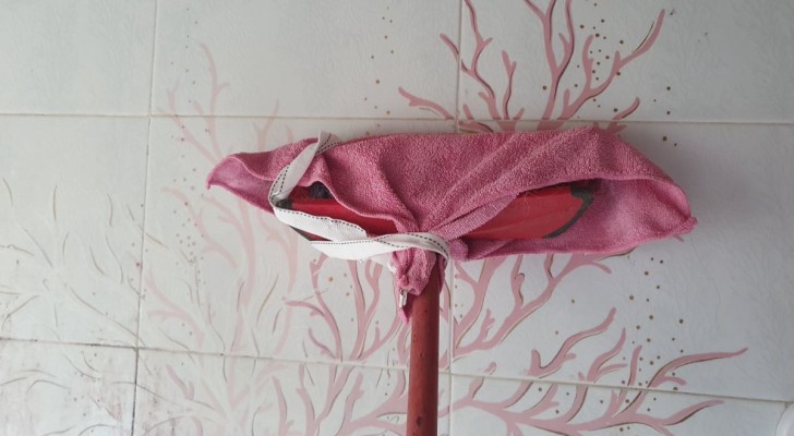 Devi pulire le pareti del bagno in velocità? Usa una scopa sulle piastrelle per fare in un attimo
