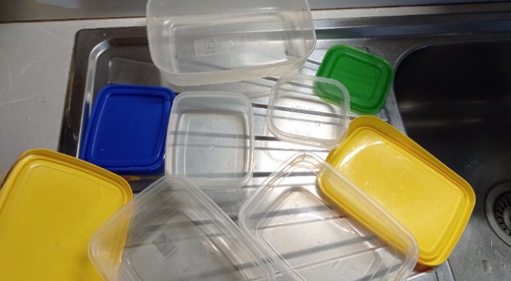 4 perfekta naturliga medel för att rengöra matbehållare av plast
