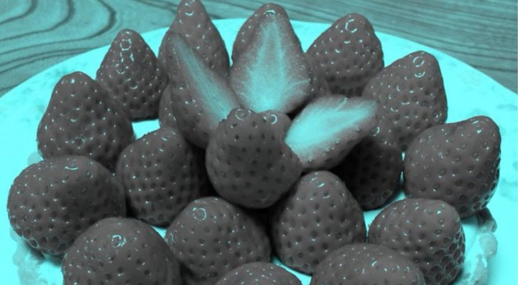 Kan du gissa färgen på dessa jordgubbar? Den optiska illusionen som har förvirrat folk på webben