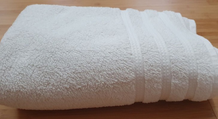 Asciugamani e teli bianchi: falli tornare candidi come nuovi con 3 rimedi semplici