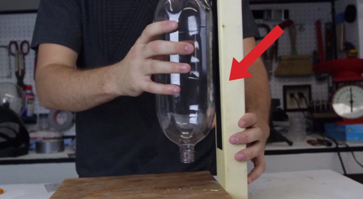 Fixa uma garrafa em um pedaço de madeira: um ótimo truque para não deixar nossos amigos com sede!