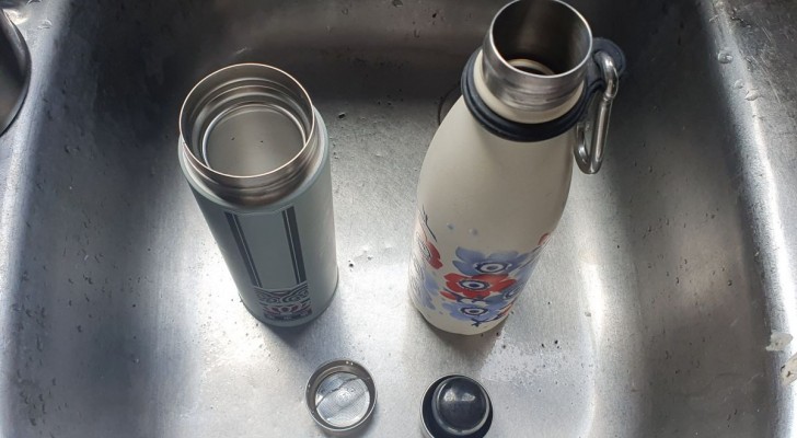 Wasserflaschen aus Aluminium: 7 einfache und wirksame Methoden, um sie perfekt zu reinigen