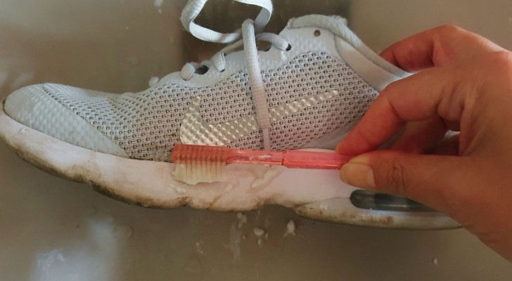 Sneaker come nuove: prepara in casa una crema per pulirle facilmente