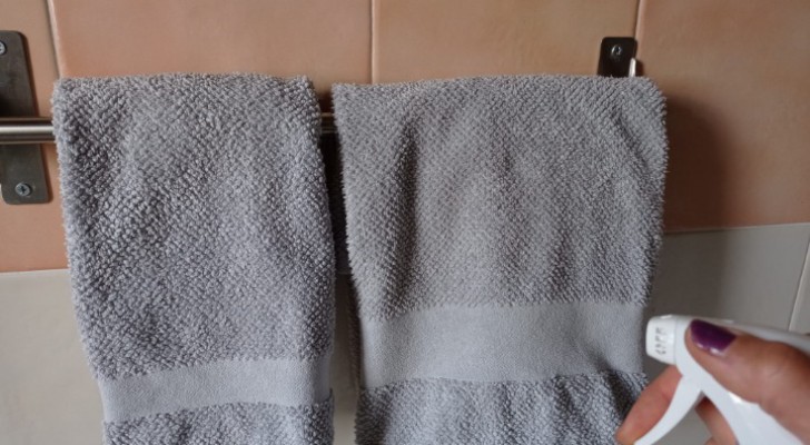 De handdoekentruc voor een onmiddellijk elegantere en geurigere badkamer
