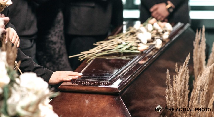 Donna dichiarata priva di vita si risveglia durante il suo funerale
