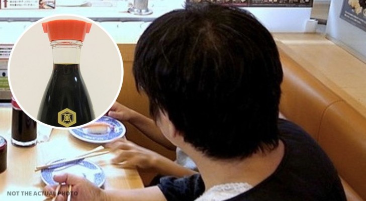 Ristorante di sushi fa causa a un cliente per aver leccato la bottiglia della salsa di soia