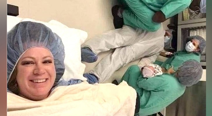 En nybliven mamma tar en selfie i förlossningssalen och det man ser i bakgrunden på bilden är väldigt kul