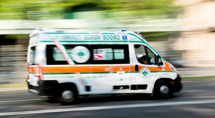 Ha un malore in strada e si accascia a terra: passanti gli scattano foto invece di aiutarlo