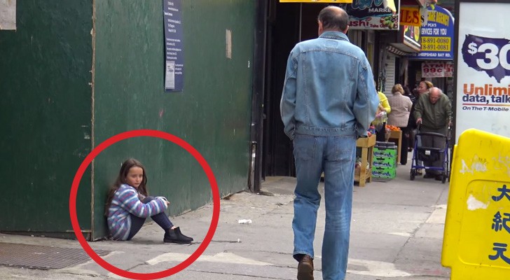 Une enfant se perd dans la rue: ce qu'essaie de faire l'homme à la fin est choquant