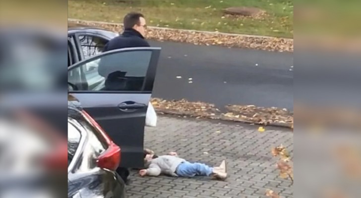 Das kleine Mädchen hat einen Trotzanfall und ihr Vater muss auf eine drastische Lösung zurückgreifen: das lustige Video