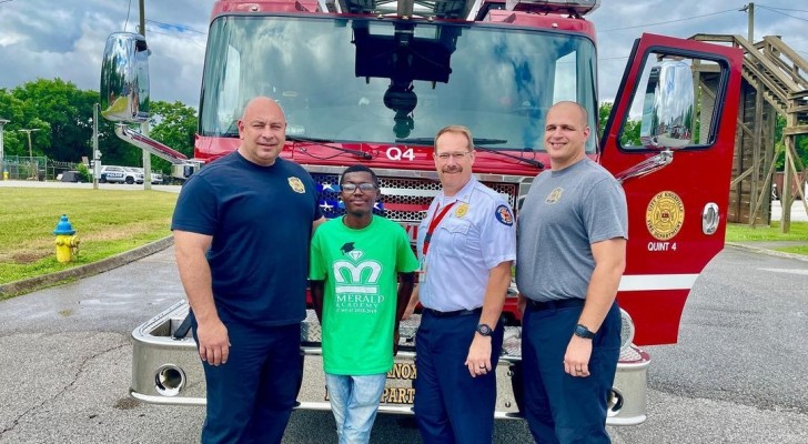 Brandweerlieden helpen een baby op de wereld te zetten: 18 jaar later presenteert hij zich in de kazerne