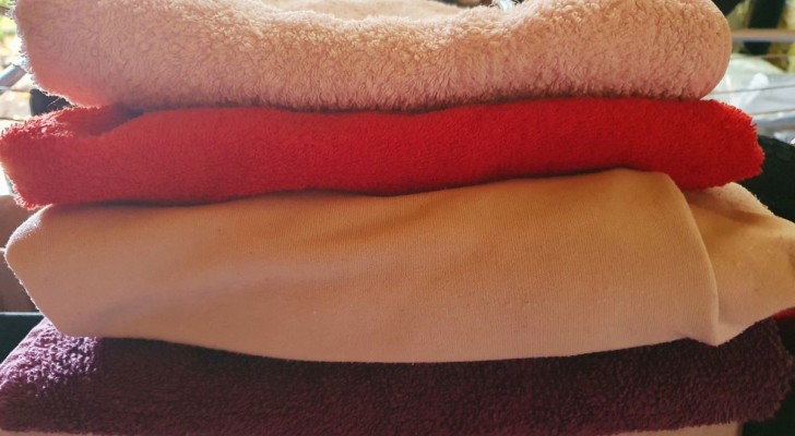 Asciugamani, felpe e non solo: 5 trucchi semplici per capi sempre morbidi