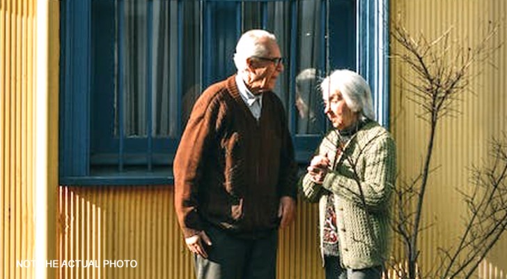 Pareja de ancianos es desalojada por su hijo y la nuera. Así es como se ven obligados a vivir