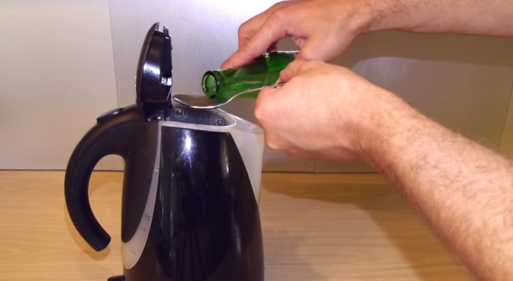 Your kettle is full of limescale ? Here's a simple trick that will make it shine !