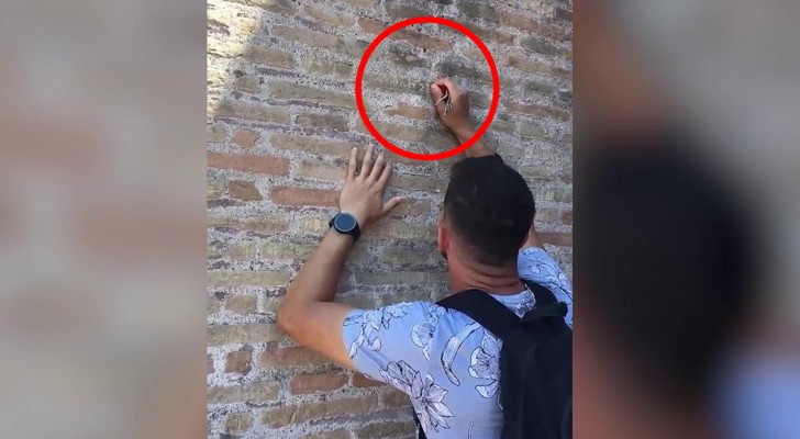 Un turista scrive il nome della fidanzata sul Colosseo: il video fa infuriare migliaia di persone