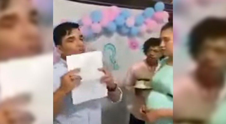 De man neemt het woord tijdens de gender reveal party en ontmaskert zijn vrouw: dit zorgt voor opschudding (+ VIDEO)