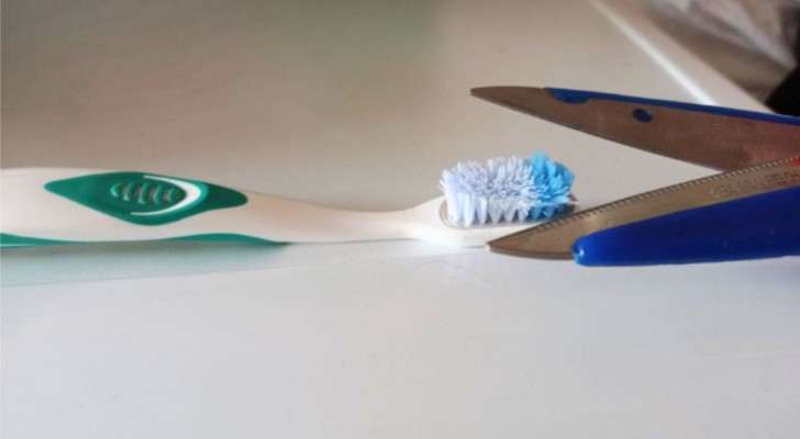 Het afknippen van tandenborstelharen zal je helpen bij het schoonmaken van het huis: we leggen uit hoe