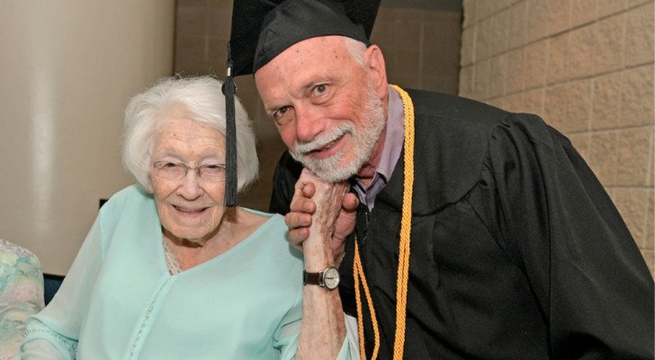 Una mamma di 99 anni assiste alla laurea del figlio di 72: una situazione curiosa e adorabile