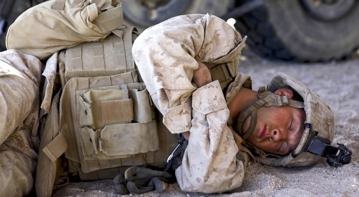 I marines si addormentano in 2 minuti seguendo questo metodo: funziona in qualsiasi condizione