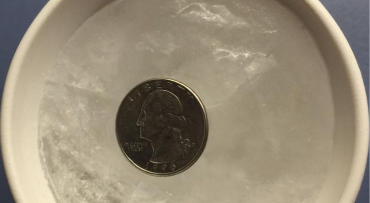 L'ingegnoso trucco della moneta su un bicchiere d'acqua ghiacciata per tutelare la salute