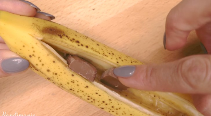 Inserisce pezzi di cioccolato in una banana... dopo pochi minuti vi leccherete i baffi