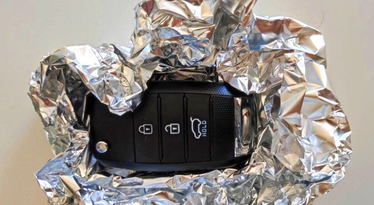 Un ex agente di polizia ha consigliato di avvolgere le chiavi dell'auto in un foglio di alluminio