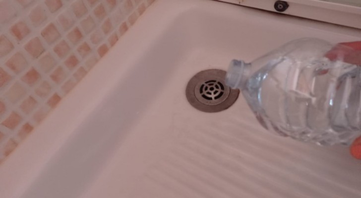 Verwijder de rioolstank uit het doucheputje met de flessenmethode