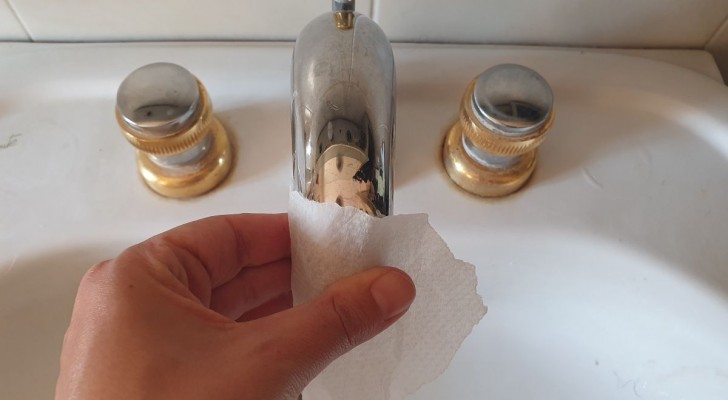 Für glänzende Wasserhähne braucht man nur ein Stück Backpapier