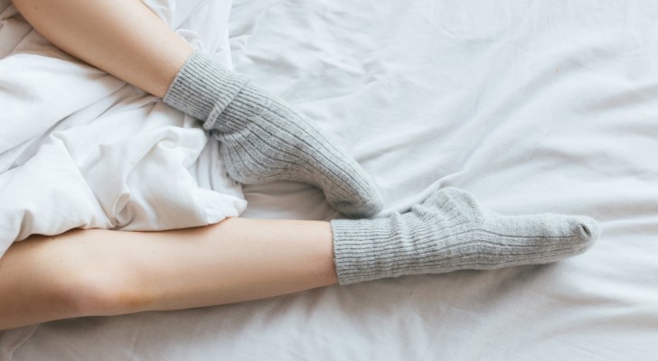 Andare a letto con i calzini, sì o no? La scienza ci dice cosa è meglio fare