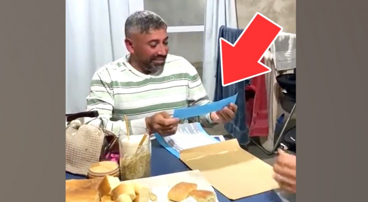 Vader wordt gefilmd door zijn stiefzoon in een ontroerende video waarin hij hem de adoptiepapieren laat zien