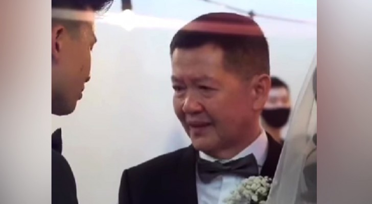 Vater der Braut richtet kurz vor der Zeremonie eine besondere Bitte an seinen zukünftigen Schwiegersohn