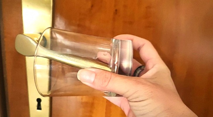 Molti turisti usano mettere un bicchiere sulla maniglia: qual è la sua funzione?