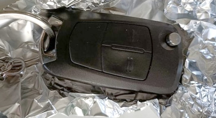 ¿Por qué envolver las llaves del auto en papel de aluminio? Lo explica un ex policía
