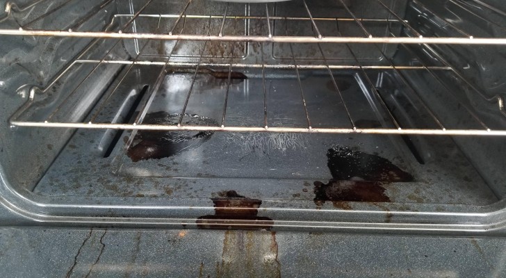 Het onfeilbare natuurlijke middel om aangebrande olievlekken uit de oven te verwijderen