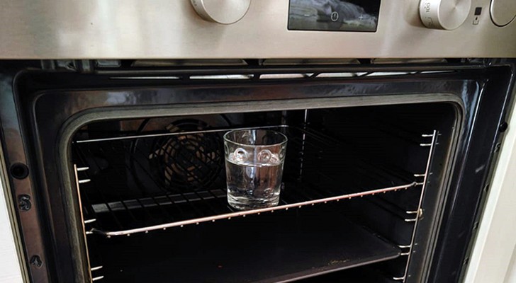 Un bicchiere d'acqua nel forno? Scopri perché può essere un'ottima idea