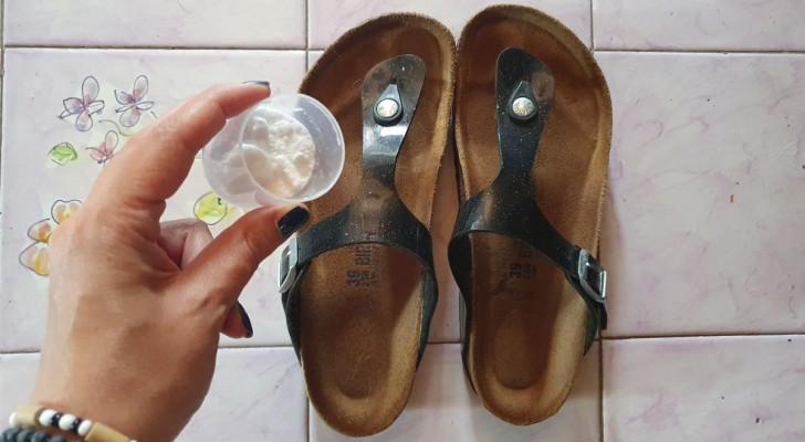 Vlekken op sandalen: om ze voorgoed te laten verdwijnen, zijn er 3 eenvoudige thuismethodes