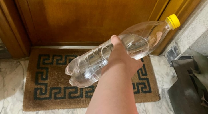 Perché molte persone hanno l'abitudine di lasciare una bottiglia di acqua fuori la porta