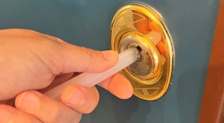 Att fästa ett rör med varmt lim på låset kan rädda dig från ett obehagligt besvär