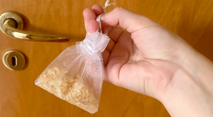 Bij sommige mensen thuis hangen er zakken rijst aan de deurknoppen: dit is waarom