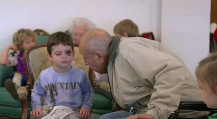 Niños y ancianos en un geriatrico interactuan con optimos resultados