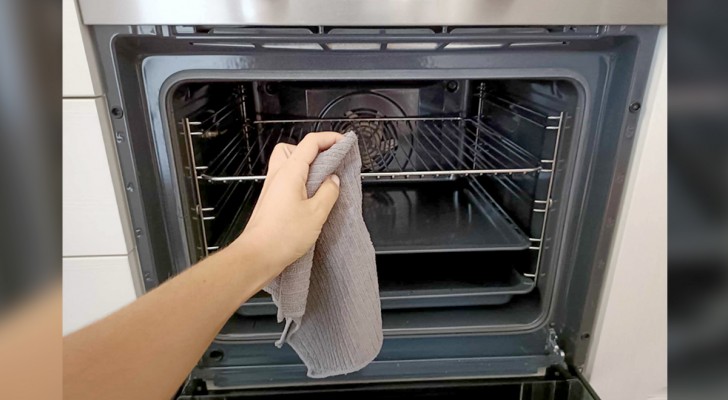 Pulire il forno in 7 minuti? Con questo metodo veloce ed economico si può
