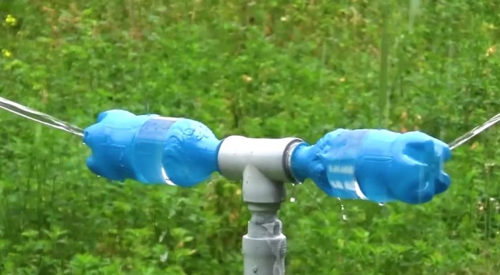 Med två flaskor kan du skapa din egen roterande sprinkler till trädgården eller grönsaksträdgården